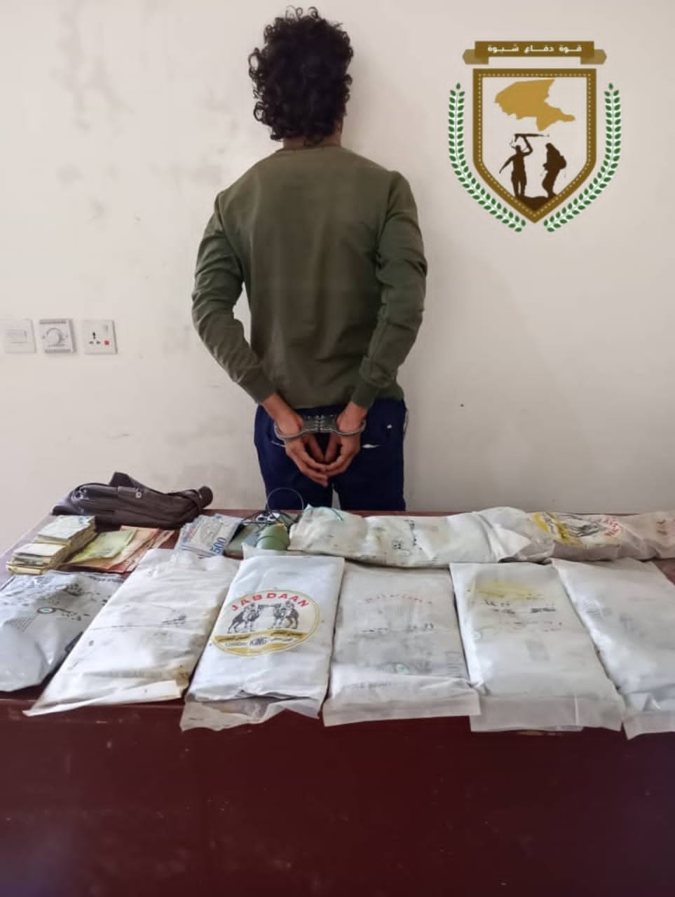 قوات دفاع شبوة تضبط كمية كبيرة من مادة الحشيش المخدر متجه الى العاصمة عدن