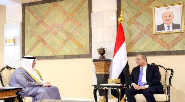 كاتب صحفي يسخر من حكومة بن بريك .. أي دعم وأنتم عاجزين عن عقد اجتماع وزاري