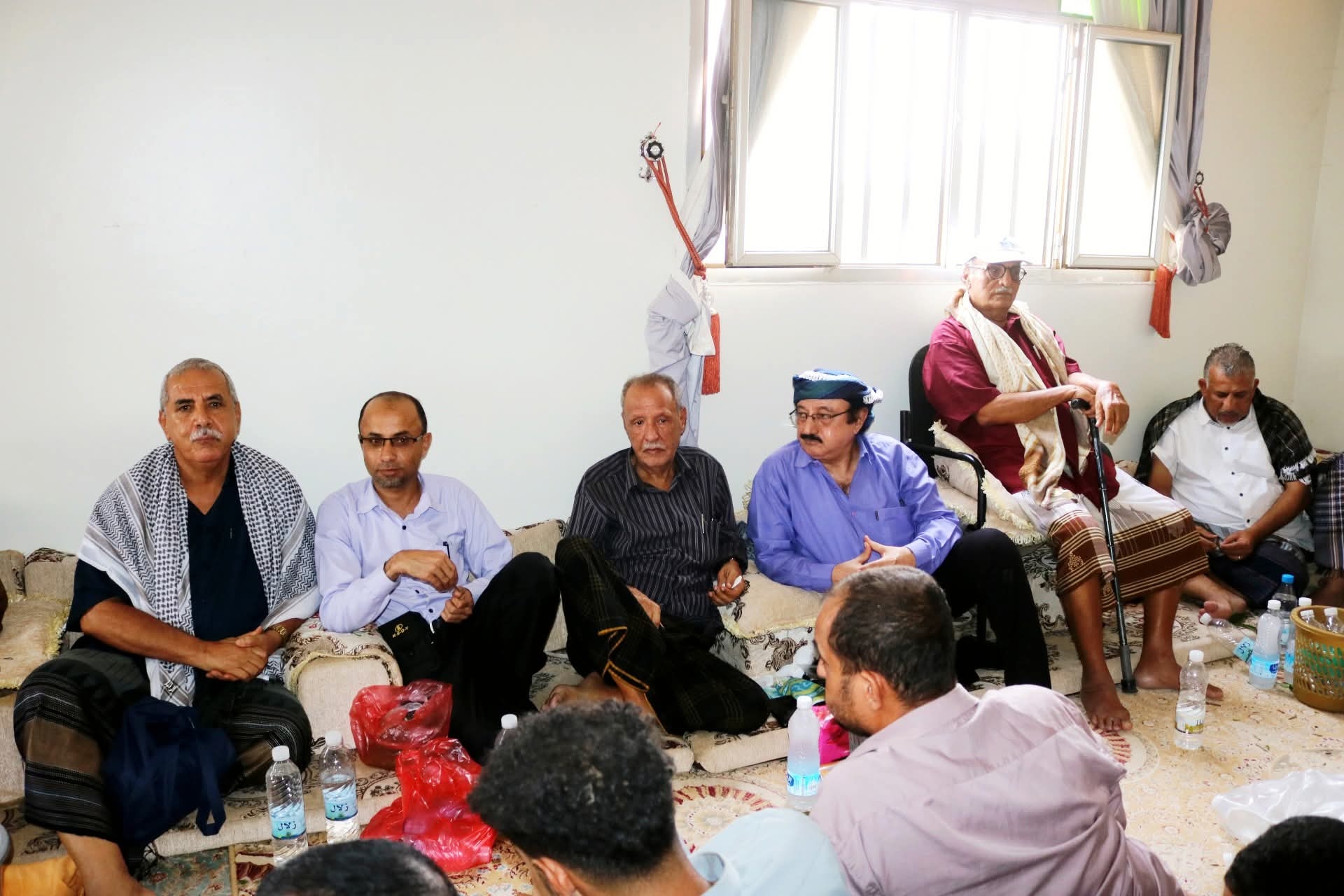 أعضاء هيئة الرئاسة الجعري والشعيبي يقدمان واجب العزاء للسفير قاسم عسكر جبران في حالمين
