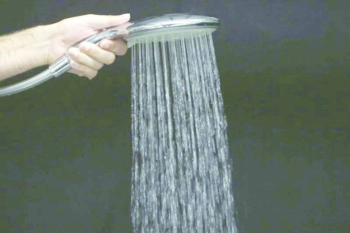 أيهما أفضل... الاستحمام ليلاً أم نهاراً؟