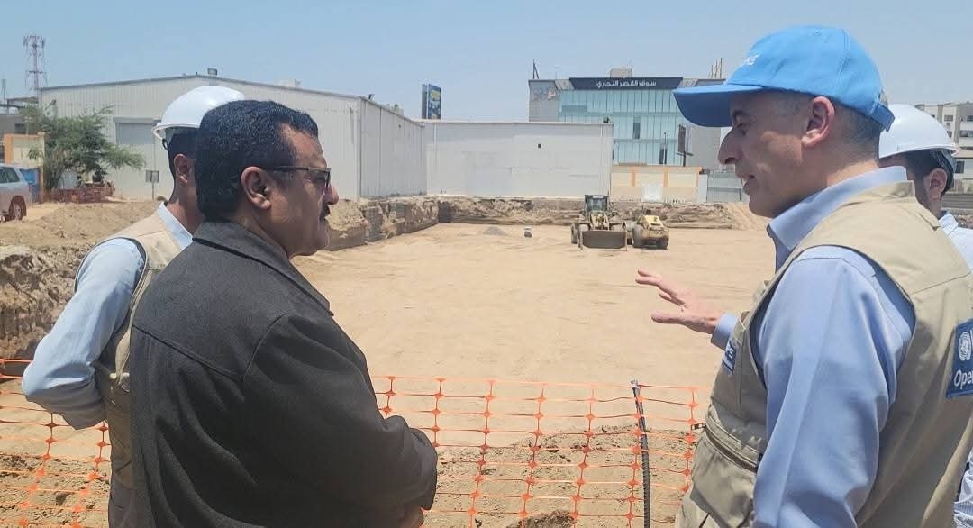 مدير عام المنصورة يتفقد مشروع بناء مخازن مركزية ومحلية للقاحات بعدن
