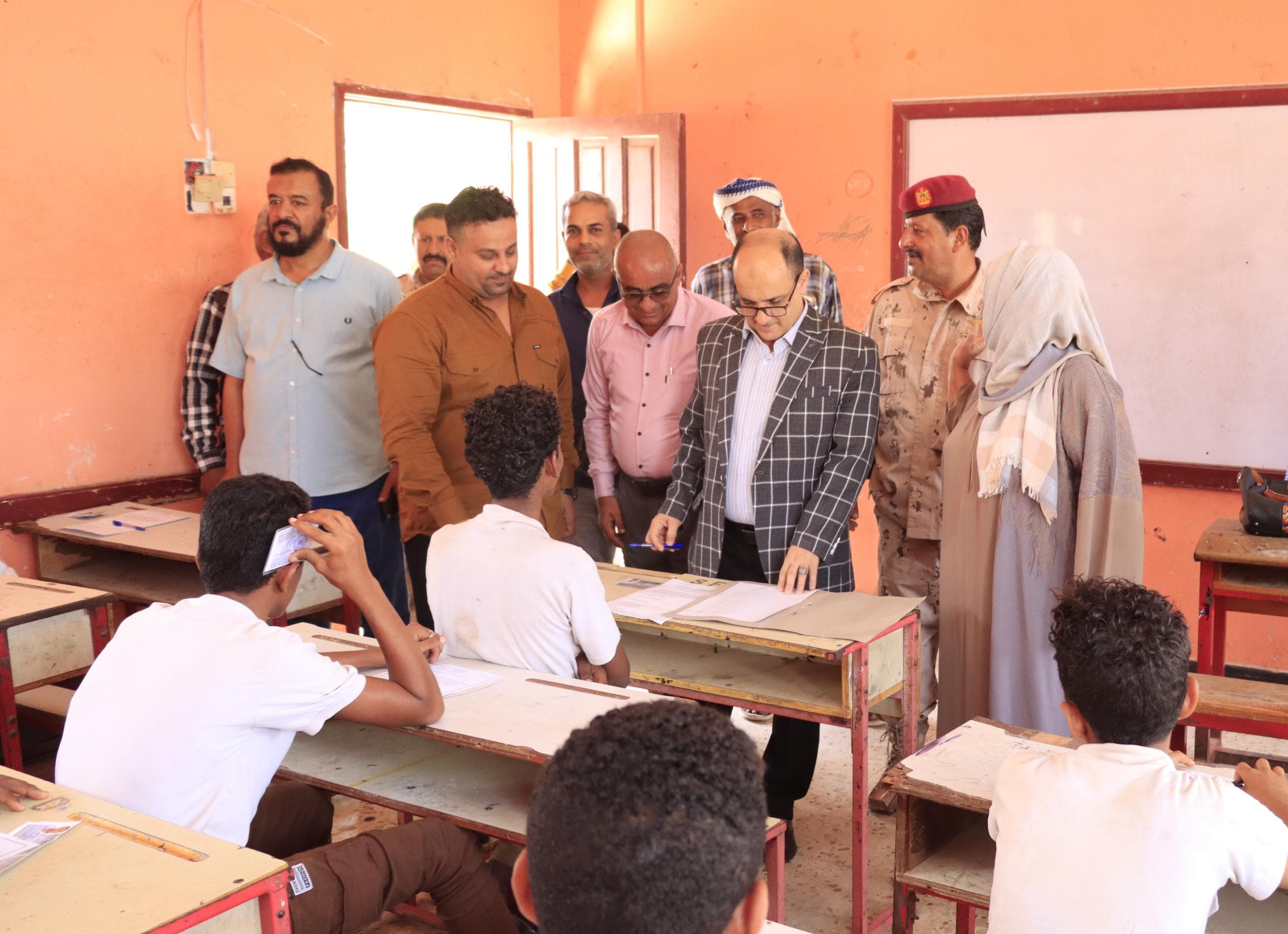 مدير عام دارسعد يتفقد سير عملية الامتحانات النهائية لمراحل النقل الداخلي للعام الدراسي 2024_2025