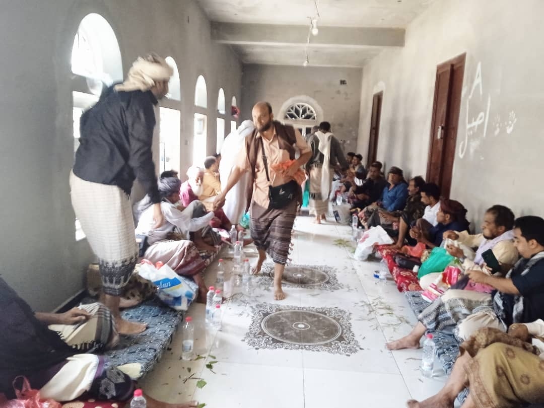 حشود غفيرة تقدم واجب العزاء للشيخ حمود فاضل وإخوانه بوفاة والدتهم