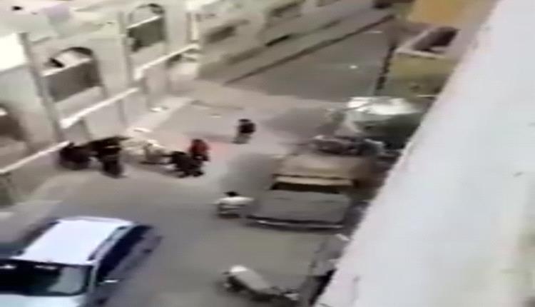 بالضرب والإهانة .. جنود يعتدون على أكاديمي أمام أطفاله في محافظة تعز