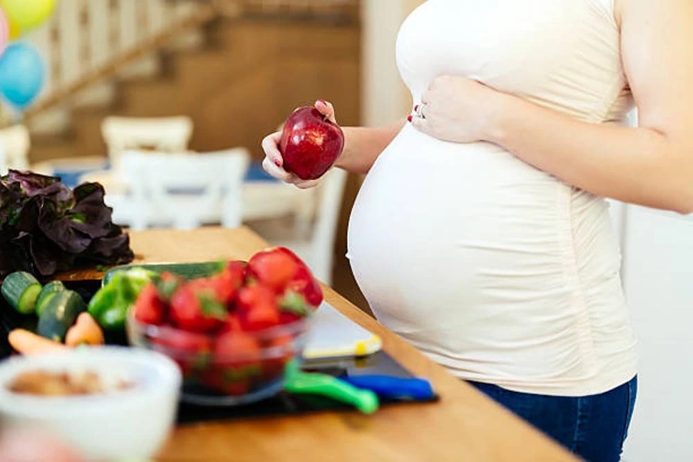 التغذية السليمة خلال الحمل أساس صحة الأم ونمو الجنين