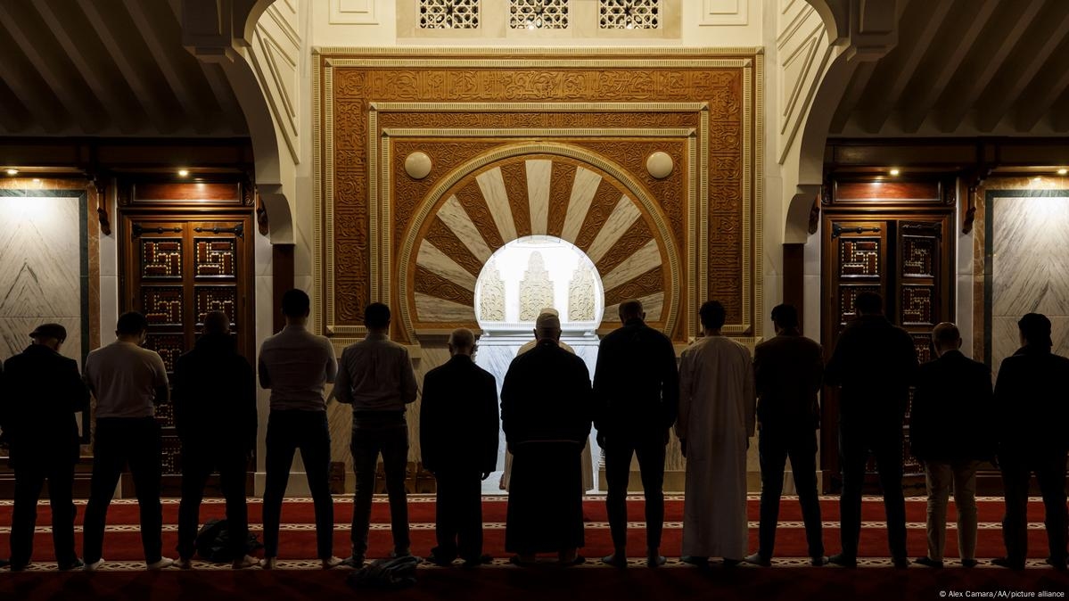 الحكومة الإسبانية تحذر بلدية خومييا بشأن حظر الأنشطة الدينية
