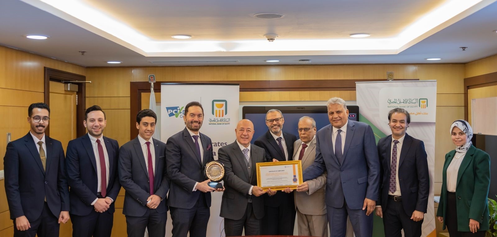 البنك الأهلي يحتفظ بشهادة التوافق مع معايير فيزا وماستركارد