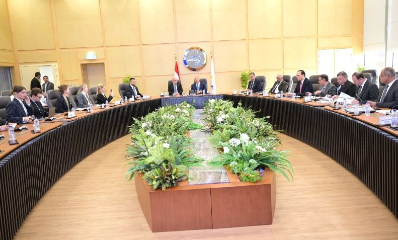 مباحثات مصرية سويدية لإنشاء مصانع لإنتاج السيارات والاتوبيسات