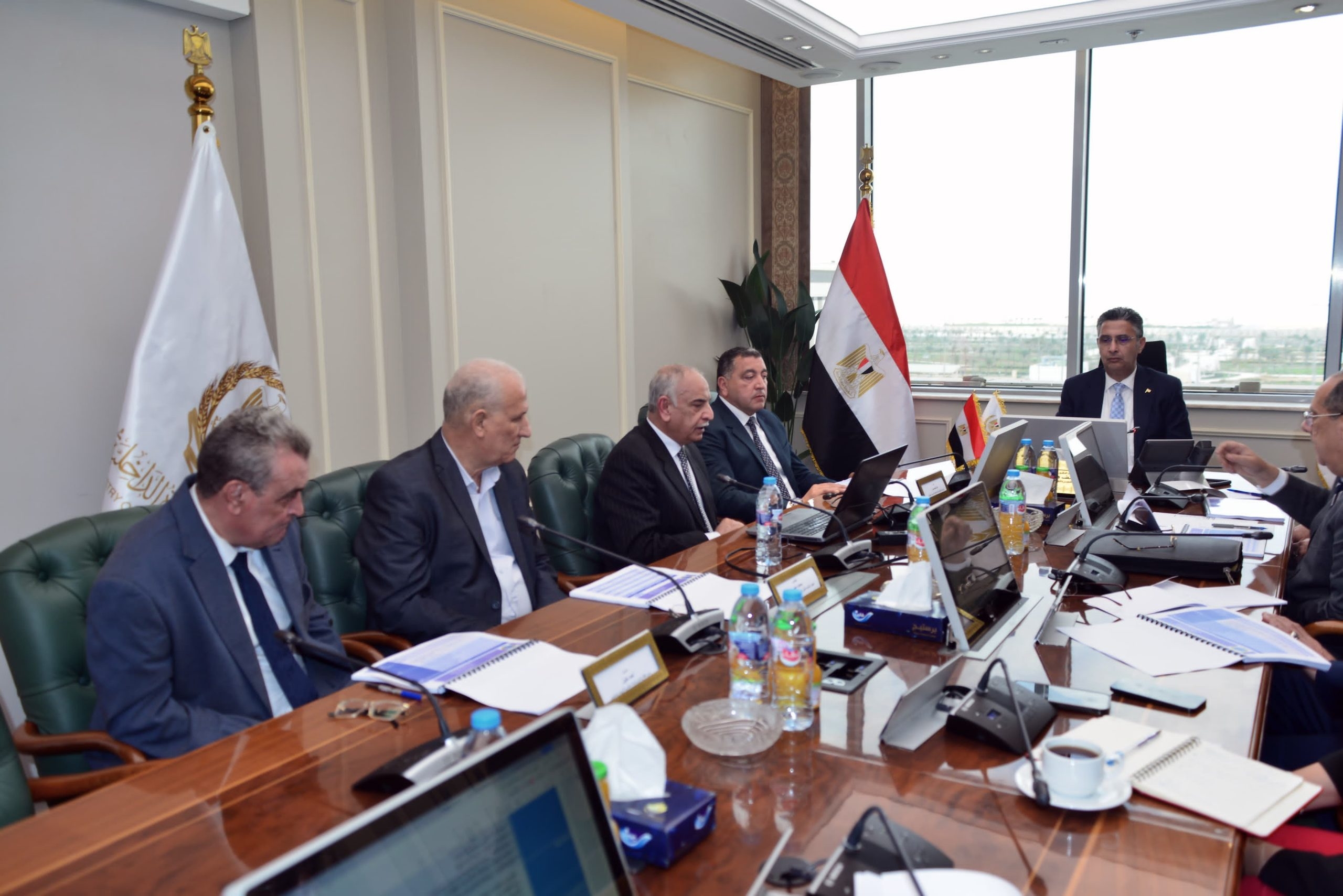 وزير التموين يعقد اجتماعًا مع شركة الإسكندرية للزيوت والصابون