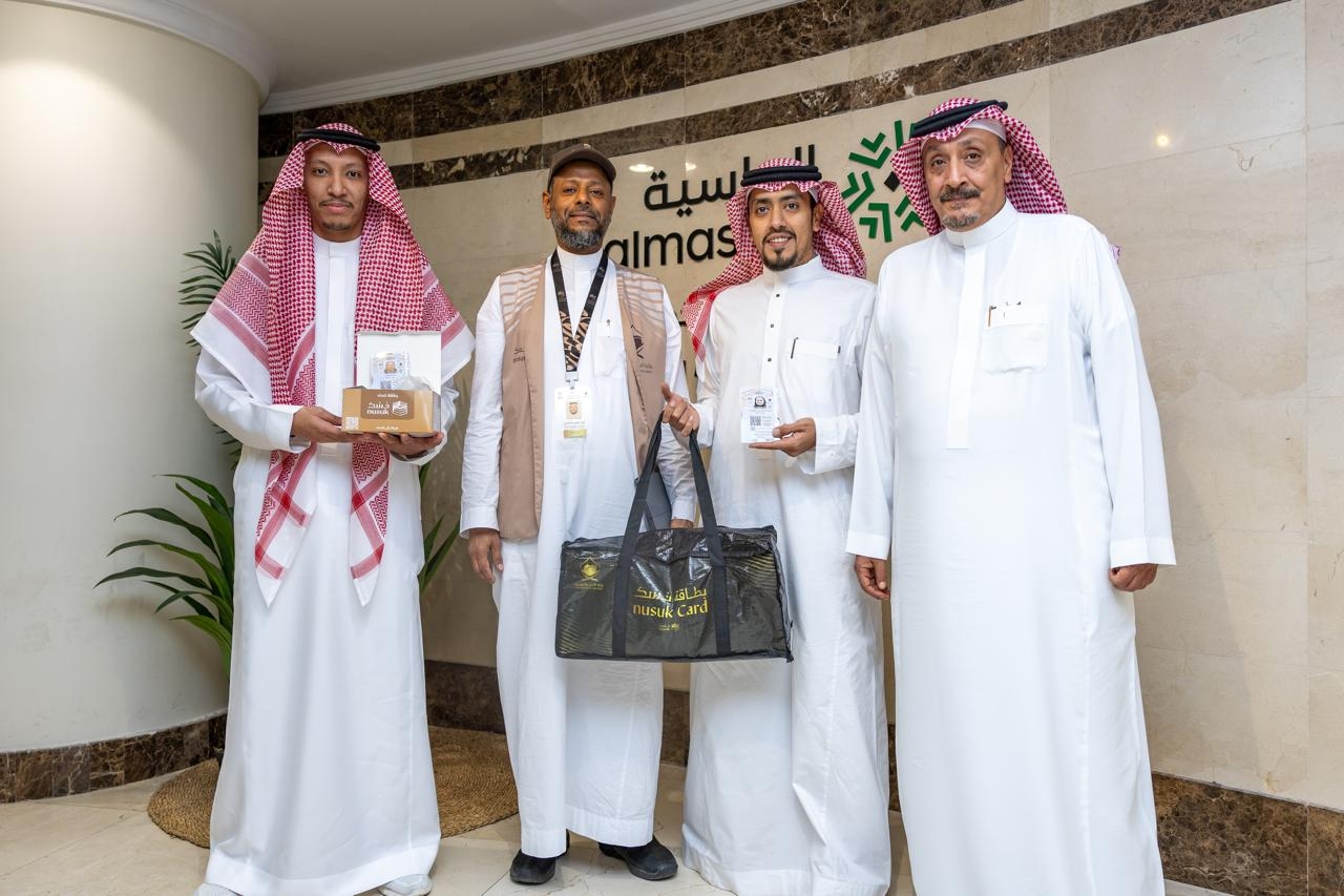 بدء تسليم بطاقات 'نسك' للحجاج.. و«مشارق الماسية» أول من تسلّمها