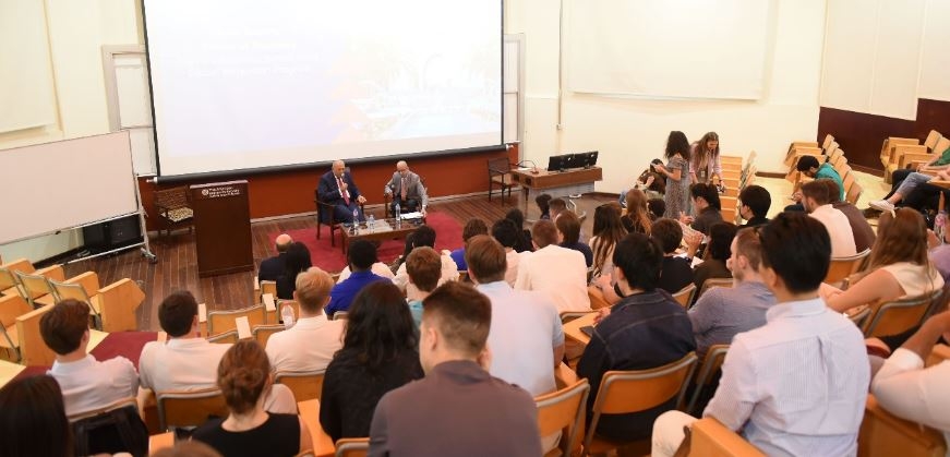 الجامعة الأمريكية تستضيف طلاب إدارة الأعمال من كلية هارفارد