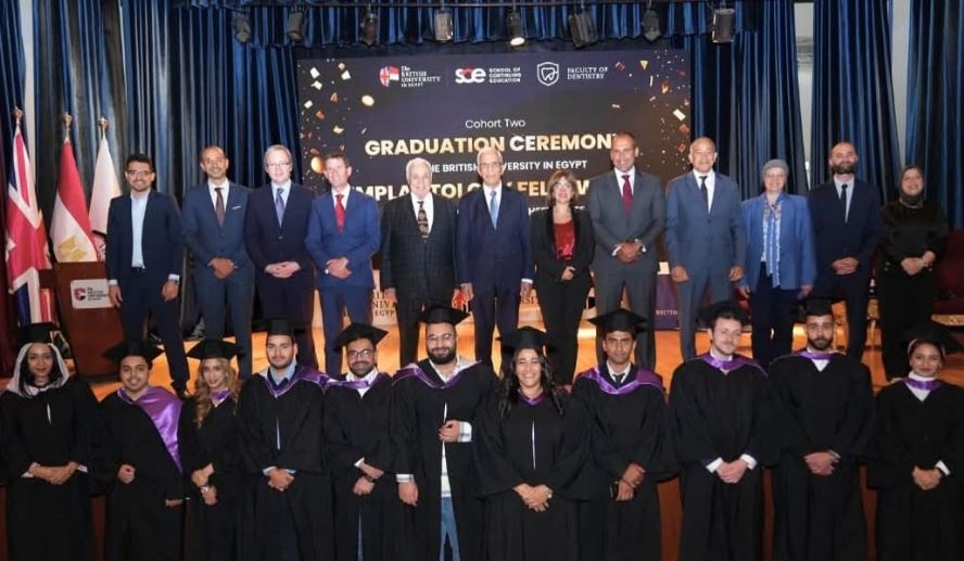 تخرج الدفعة الثانية من «زمالة زراعة الأسنان» بالجامعة البريطانية
