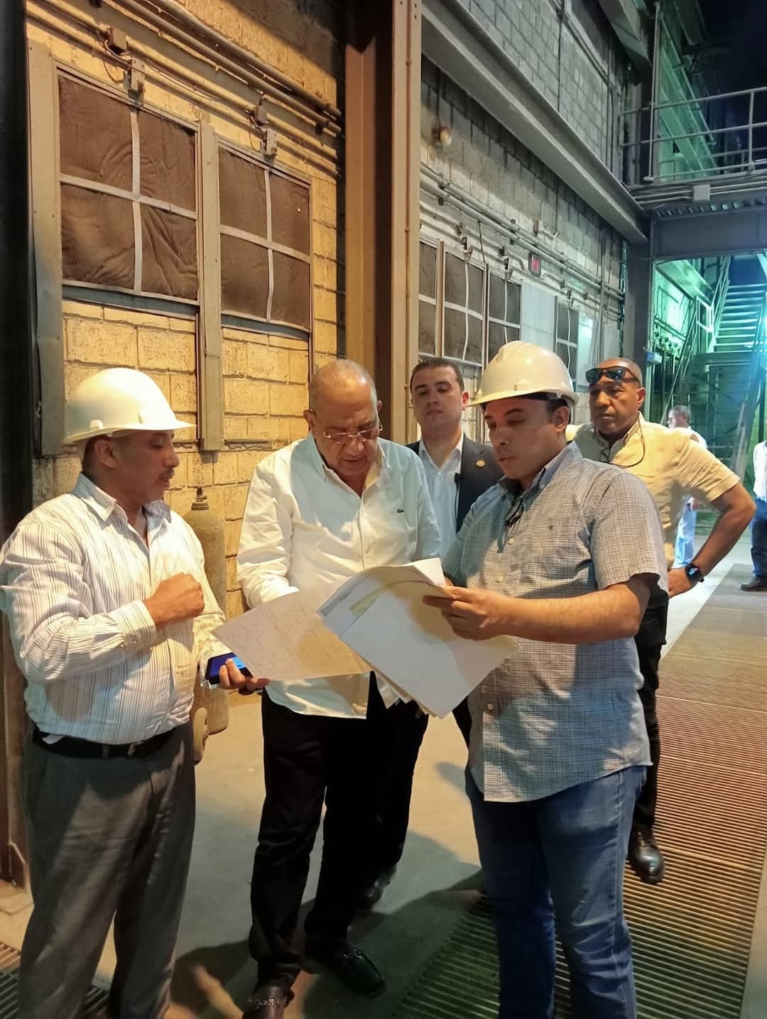 وزير الكهرباء يتفقد محطة توليد كهرباء شبرا الخيمة