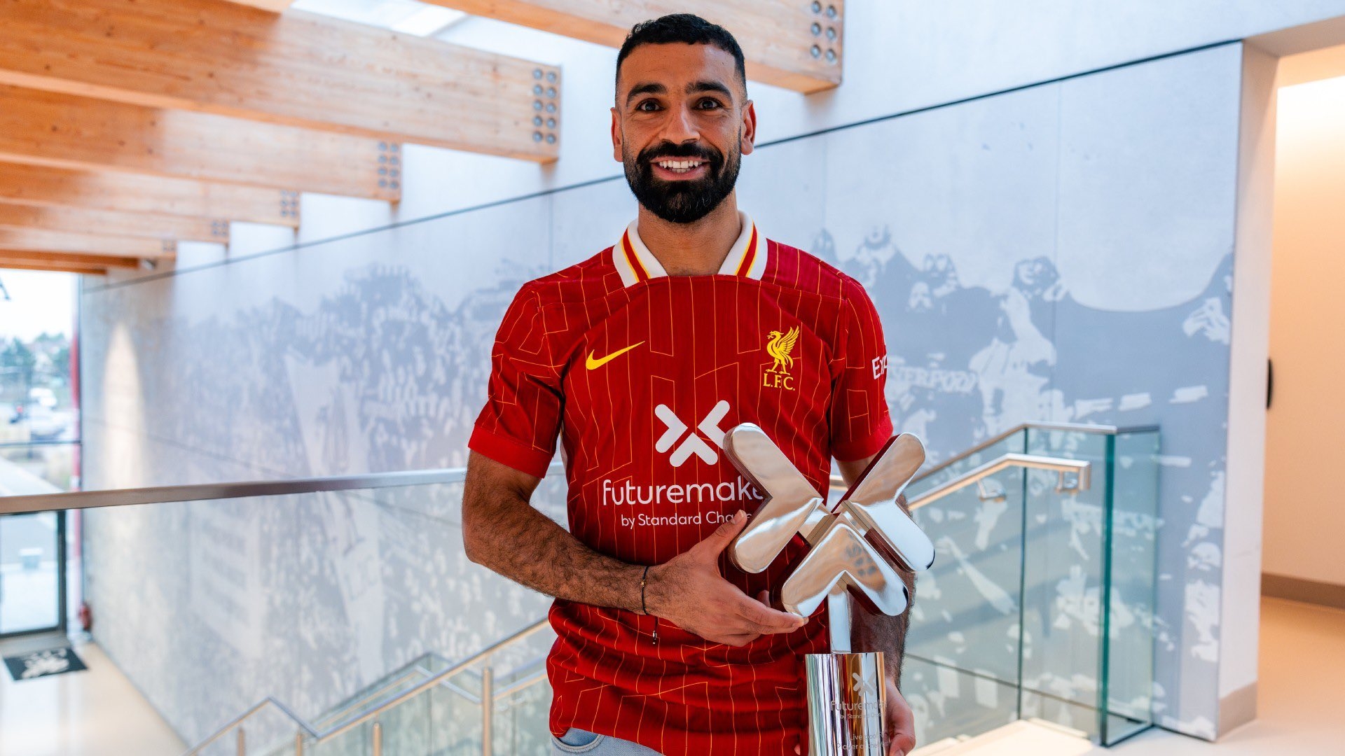 رسمياً.. محمد صلاح أفضل لاعب في إنجلترا 2025.. صور وفيديو