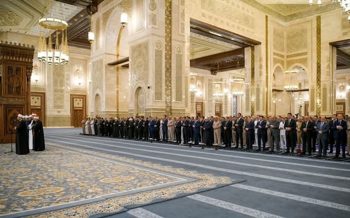 الرئيس السيسي يهنئ المصريين بعيد الأضحى ويؤدي الصلاة بمسجد مصر