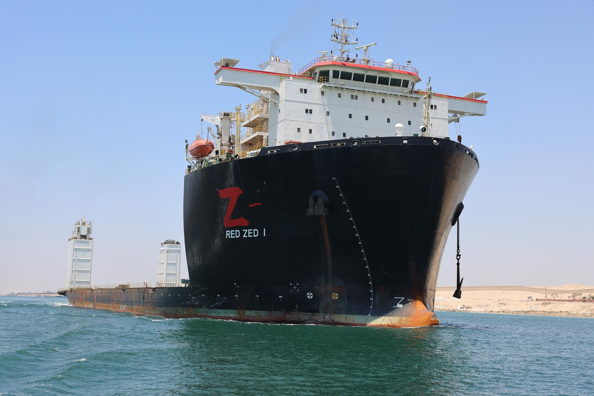 سفينة الحاويات العملاقة CMA CGM JULES VERNE تعبر قناة السويس