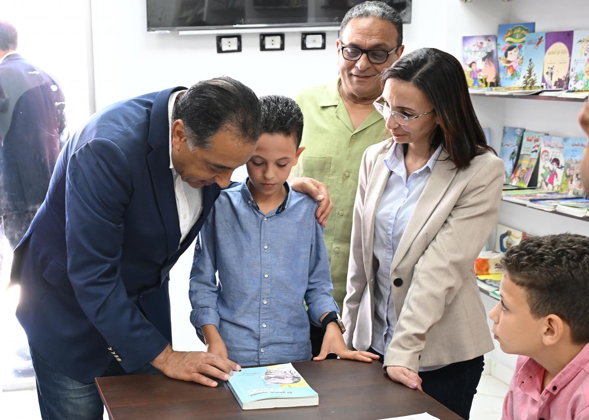 مدبولي يتفقد مشروع 'كتابك' الثقافي بالبحيرة