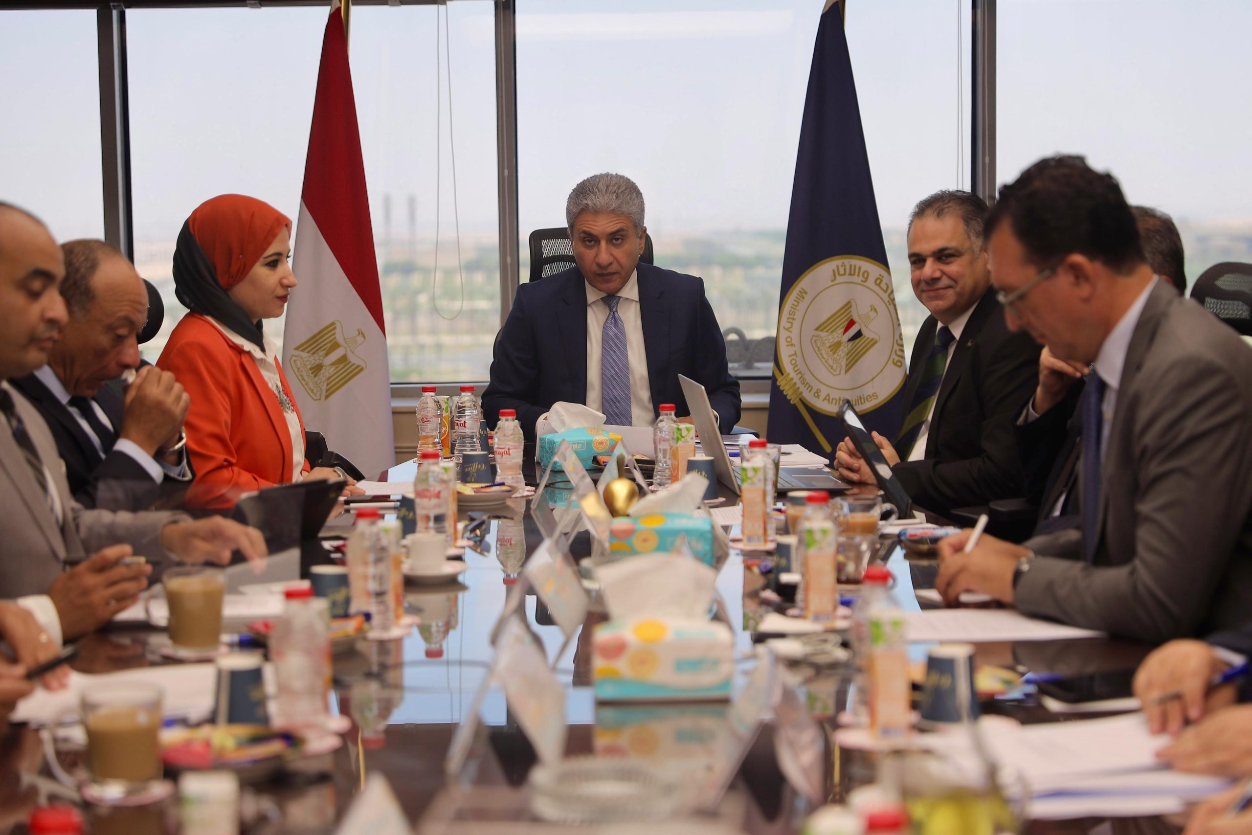 وزير السياحة يتابع جهود الترويج للمقاصد المصرية في اجتماع موسع