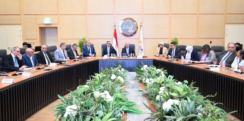 اجتماع عاجل لوزير الصناعة مع مصنعى السيارات.. اعرف التفاصيل
