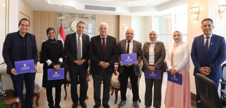 التعليم العالي تكرم الفريق الإعلامي بالوزارة