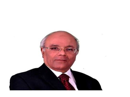 محمد الفيومي: الاقتصاد تجاوز الصدمات والانهيارات العالمية
