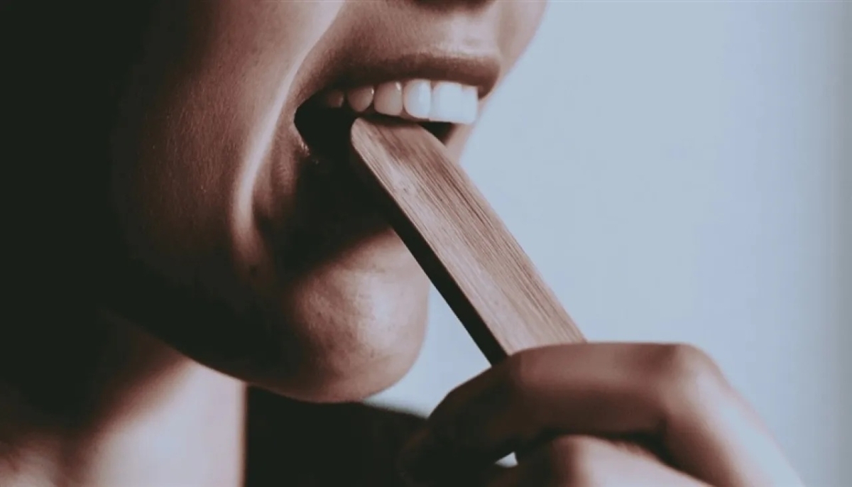 مضغ المواد الصلبة 5 دقائق يقوي الذاكرة