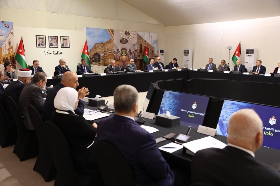 رئيس الوزراء الدكتور جعفر حسّان خلال جلسة مجلس الوزراء في محافظة مأدبا