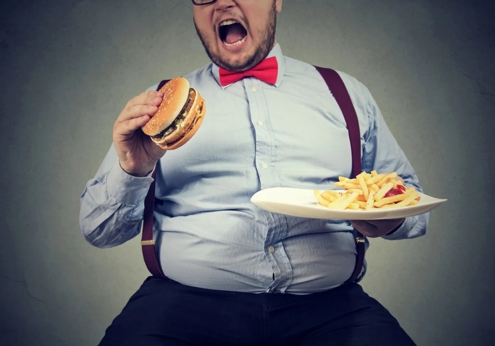 لماذا يفرط البعض في تناول الطعام؟