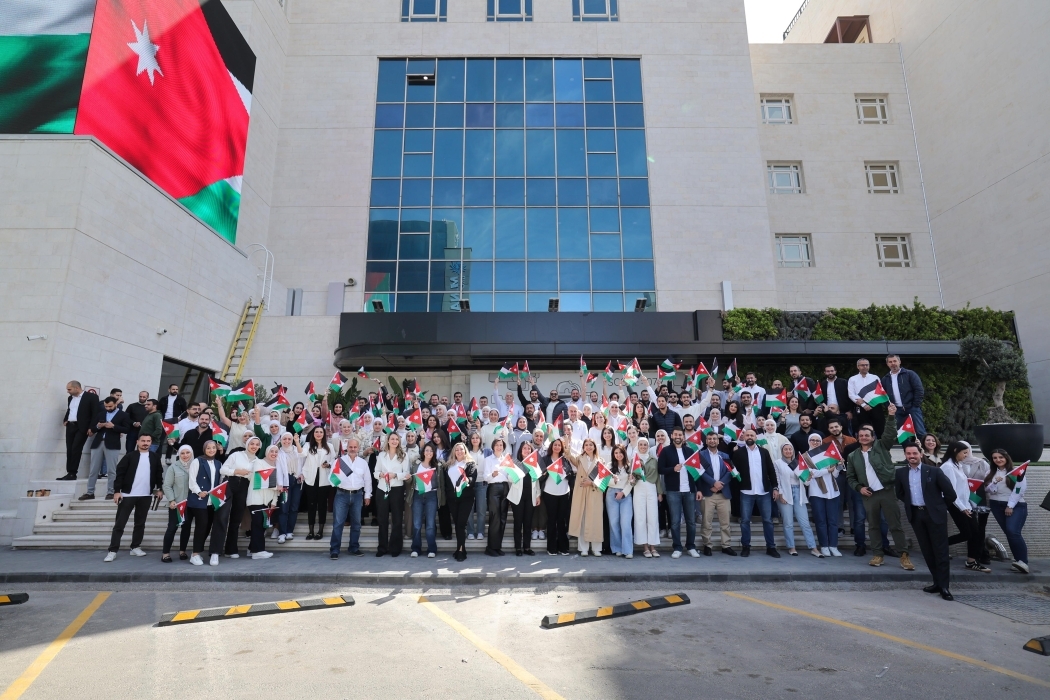 زين تحتفي بيوم العلم الأردني وتطلق علماً ضخماً في سماء عمّان