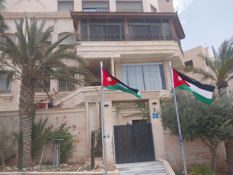 رئيس بلدية الزرقاء يغرس سارتي العلم الاردني أمام منزله بمناسبة عيد الاستقلال