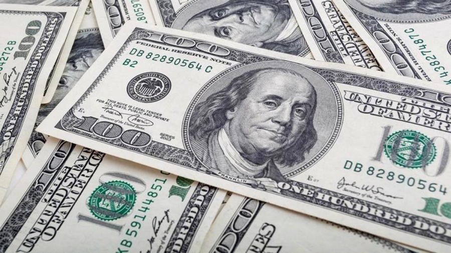 الدولار يرتفع مقابل معظم العملات الرئيسية