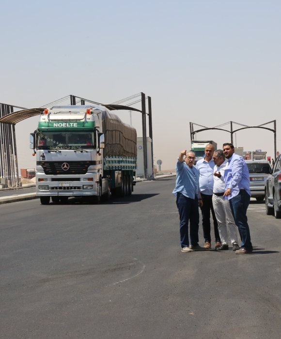 أبو السمن يتفقد سير الأعمال بمشروعي طريق الموقر-الأزرق وطريق الاستاد الرياضي الجديد