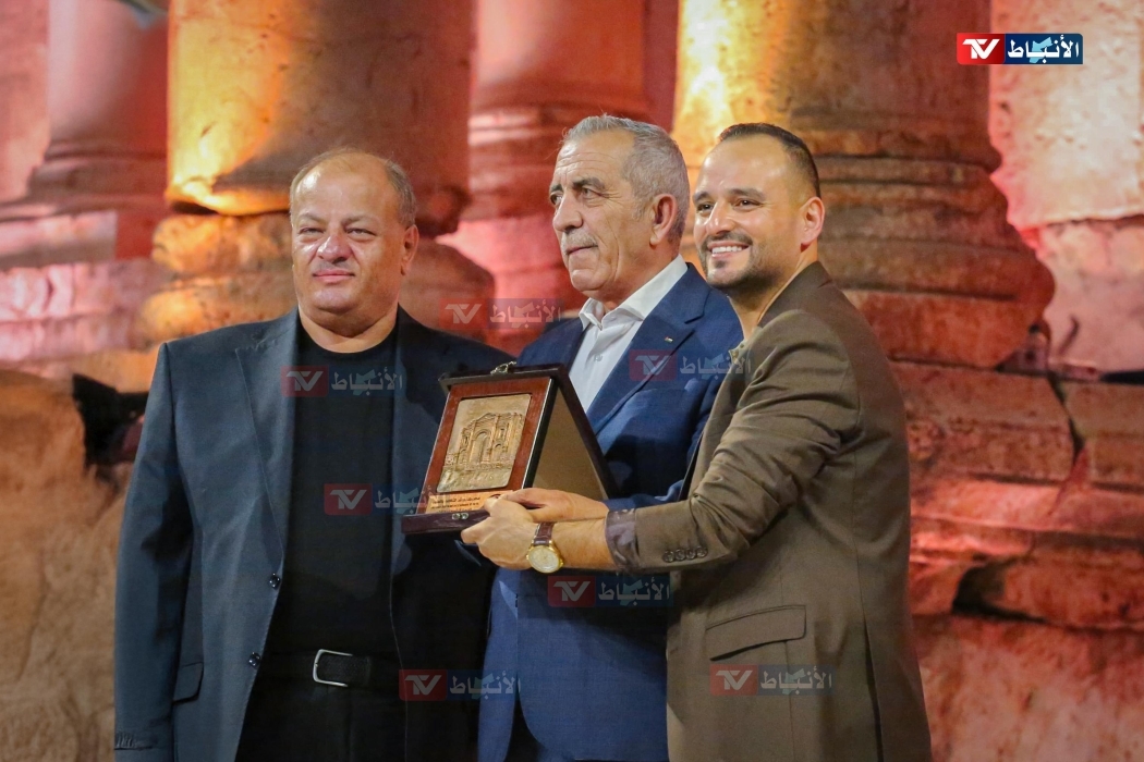 عيسى السقار يُشعل المدرج الجنوبي في جرش بأغانيه الشعبية وتحية لأهل غزة