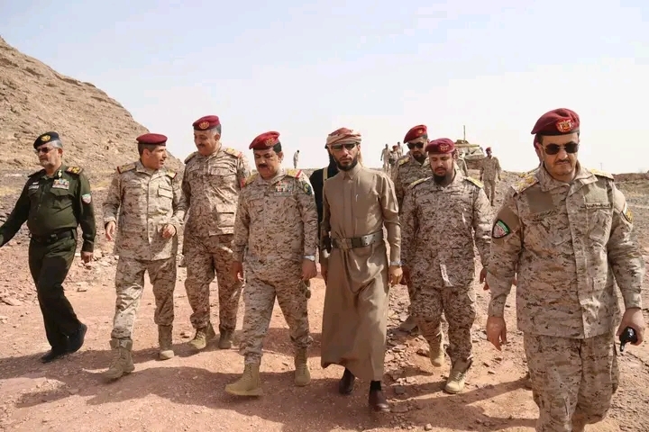 الفريق الداعري يتفقد المواقع الأمامية في جبهات كتاف والبقع