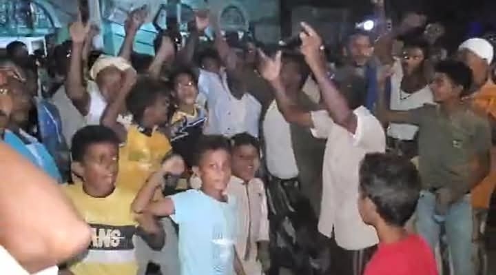 الحديدة:مظاهرات غاضبة في اللحية بعد مقتل طفل برصاص عنصر حوثي