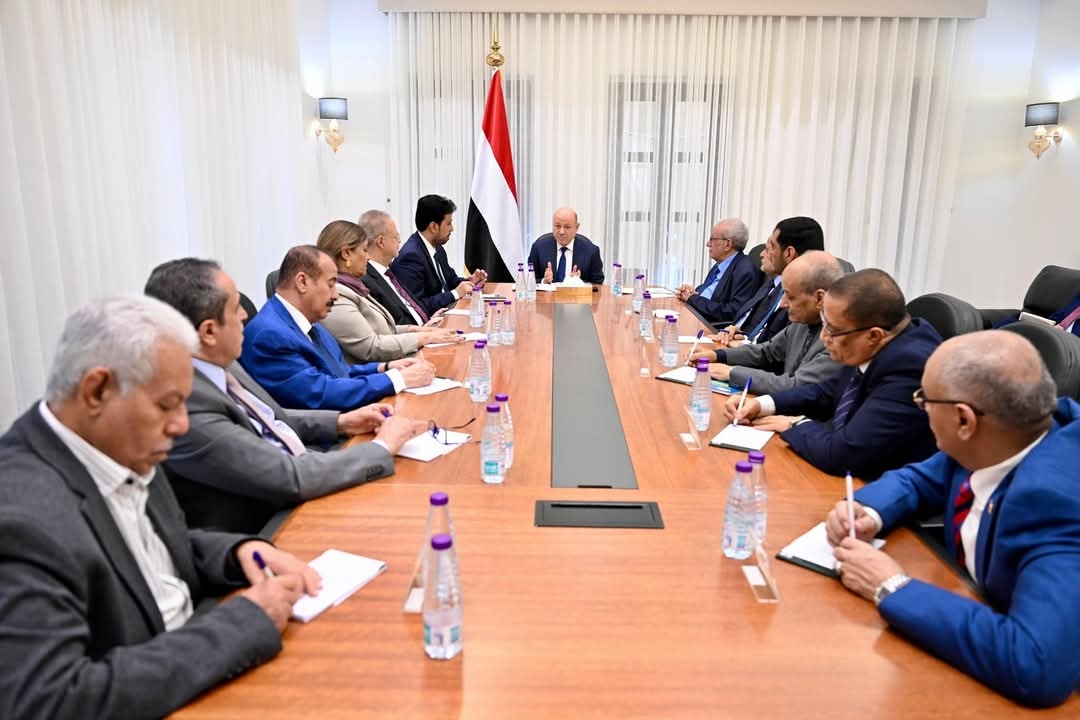 رئيس مجلس القيادة يجتمع برئاسة هيئة التشاور وأمناء المكونات السياسية