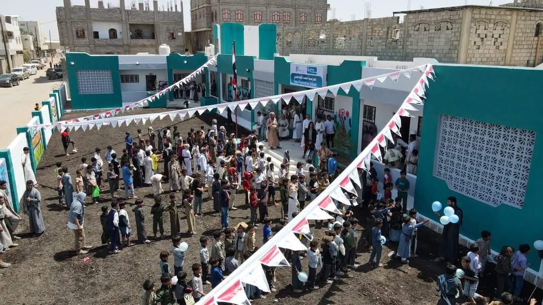 وكيل محافظة مأرب يفتتح مدرسة ويضع حجر الأساس لإنشاء مركز تدريب بحي الشركة