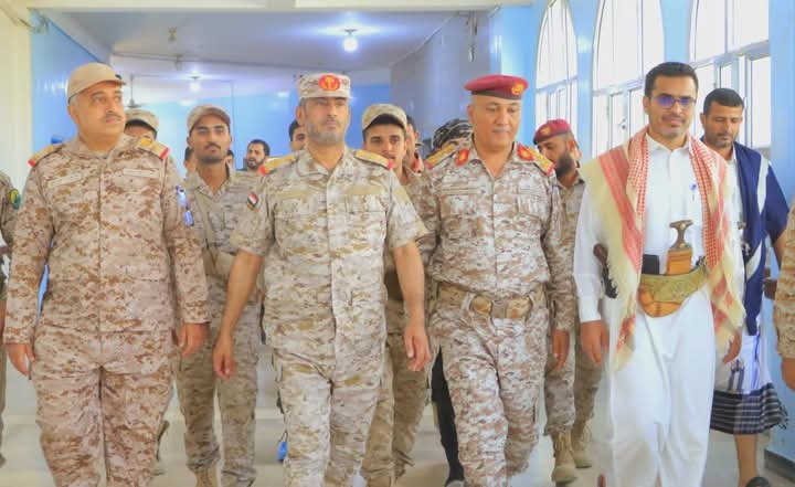 رئيس هيئة الأركان يتفقد أوضاع الجرحى في مستشفيات مأرب