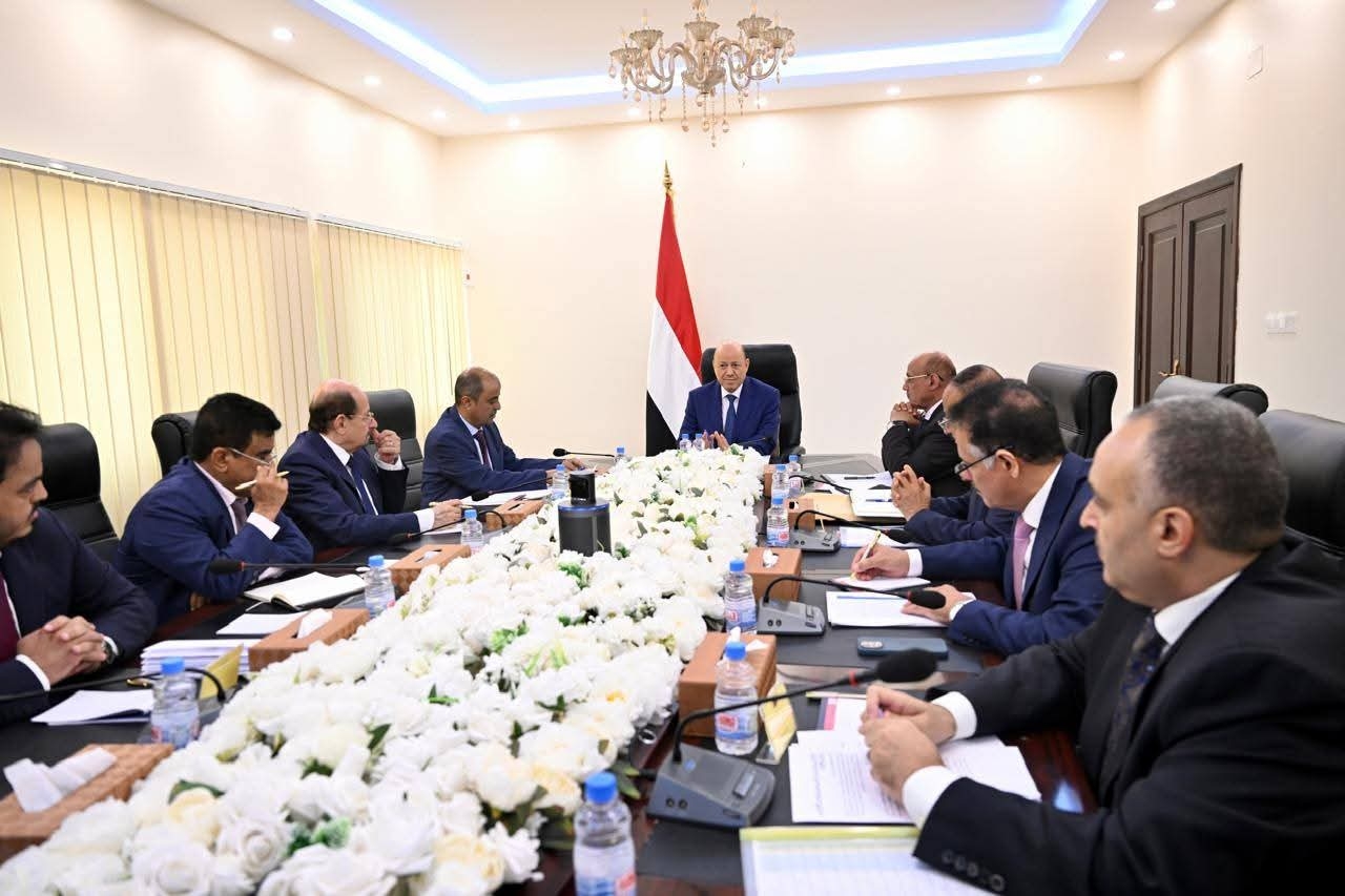 رئيس مجلس القيادة يجتمع بلجنة إدارة الأزمات