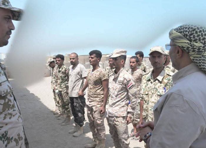 طارق صالح يتفقد مراكز التدريب والتأهيل في جبهات الساحل الغربي