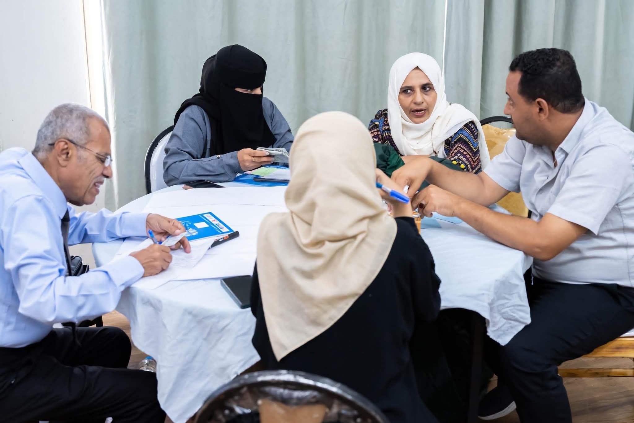 جلسة حوارية بتعز تكشف الانتهاكات ضد المدافعات عن حقوق الإنسان