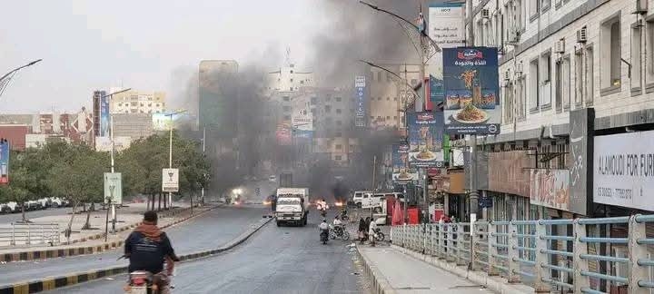 احتجاجات في المكلا بسبب انقطاع الكهرباء تُعطّل حركة الشاحنات والتجارة