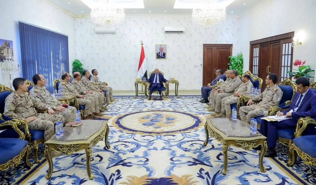 رئيس الوزراء يترأس اجتماعاً عسكرياً برئيس هيئة الأركان ورؤساء الدوائر