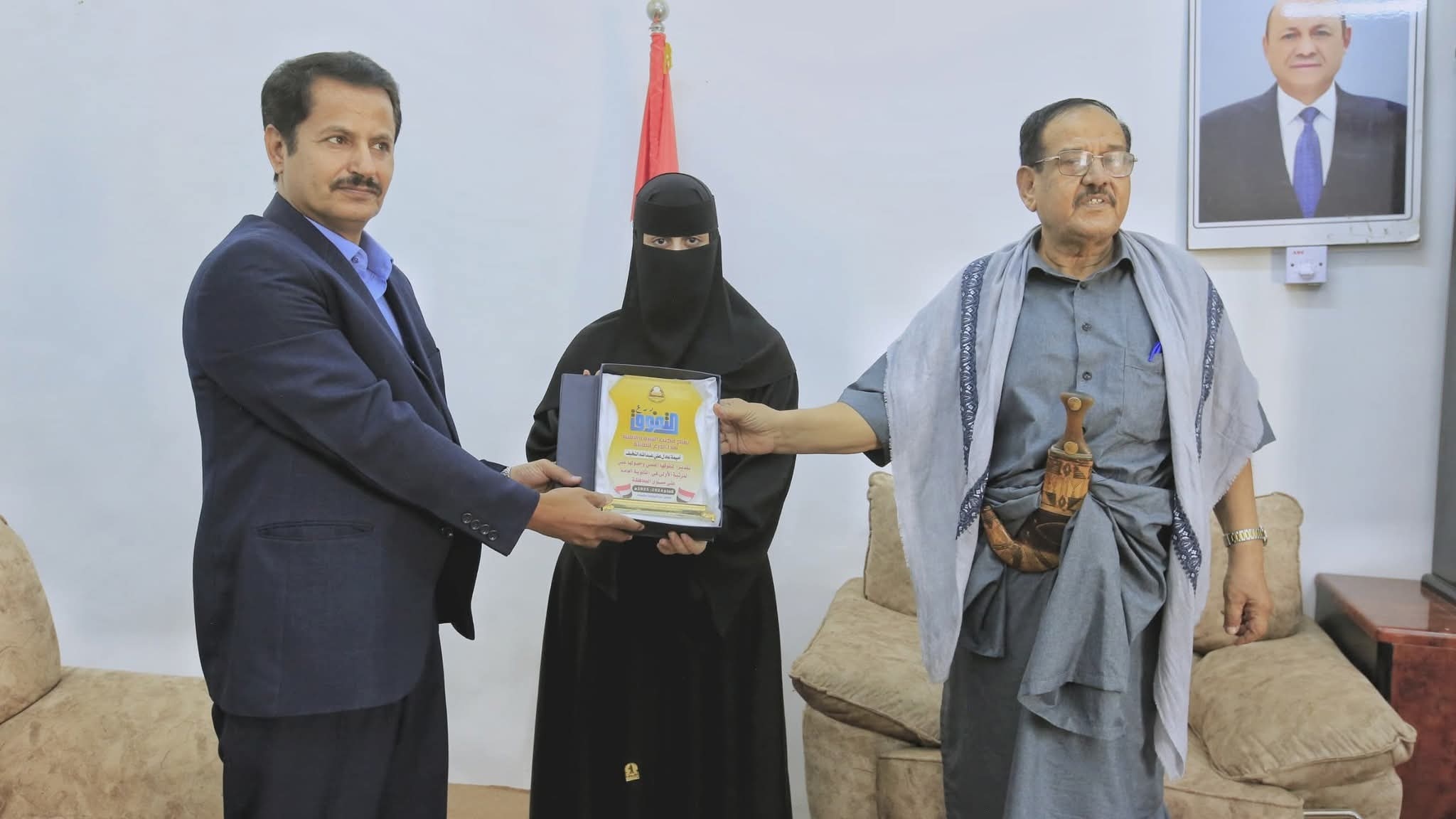 العباب والفاطمي يكرّمان الطالبة الأولى في اختبارات الثانوية العامة بمأرب