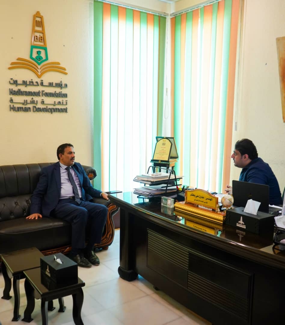 نائب رئيس جامعة إقليم سبأ لشؤون الطلاب يزور مؤسسة حضرموت لتنمية بشرية