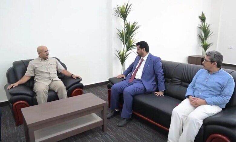 طارق صالح يناقش مع محافظ تعز ونائب وزير النقل تسريع تشغيل مطار المخا