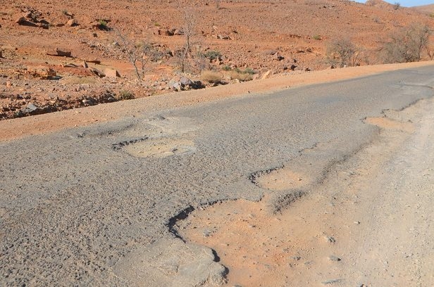تدهور حالة الطريق المؤدية إلى مدينة تافراوت يشكل خطرا على العابرين