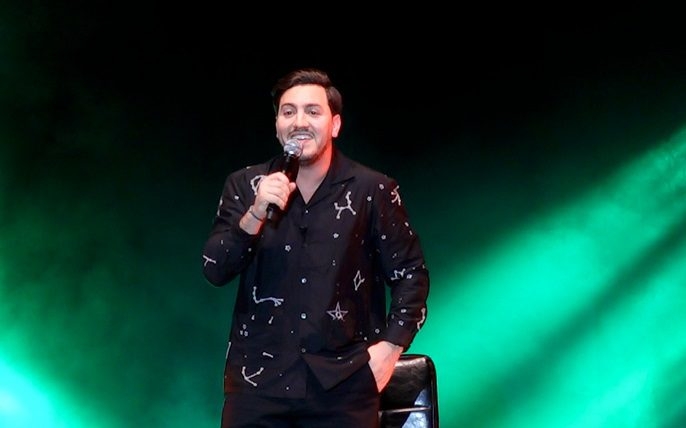 مزيج من الفكاهة والموسيقى.. عرض أمين راضي يبهر الجمهور المغربي