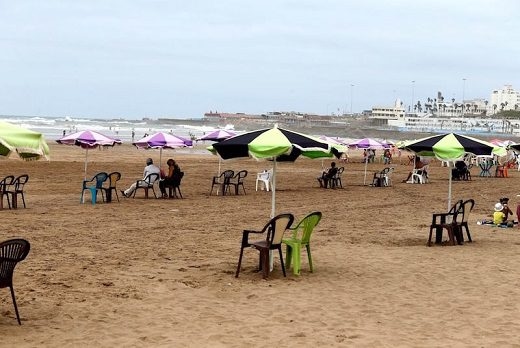 الجديدة: ظاهرة كراء المظلات تغزو شواطئ المدينة