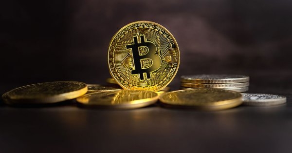 بيتكوين تتجاوز 100 ألف دولار مدعومة بثقة المستثمرين والتطورات الاقتصادية